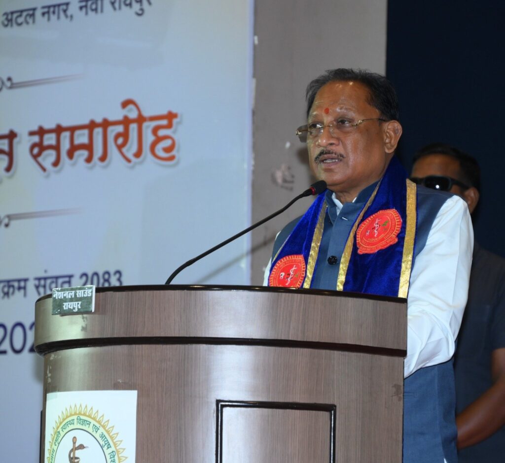 दीनदयाल उपाध्याय स्मृति स्वास्थ्य विज्ञान एवं आयुष विश्वविद्यालय के चतुर्थ दीक्षांत समारोह में शामिल हुए राज्यपाल और मुख्यमंत्री.