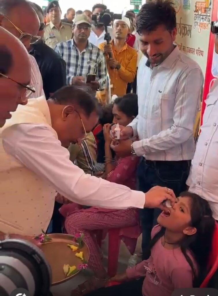 चंद्रनाहू कुर्मी-क्षत्रिय समाज के केंद्रीय अधिवेशन में मुख्यमंत्री ने बच्चों को कराया स्वर्णप्राशन.