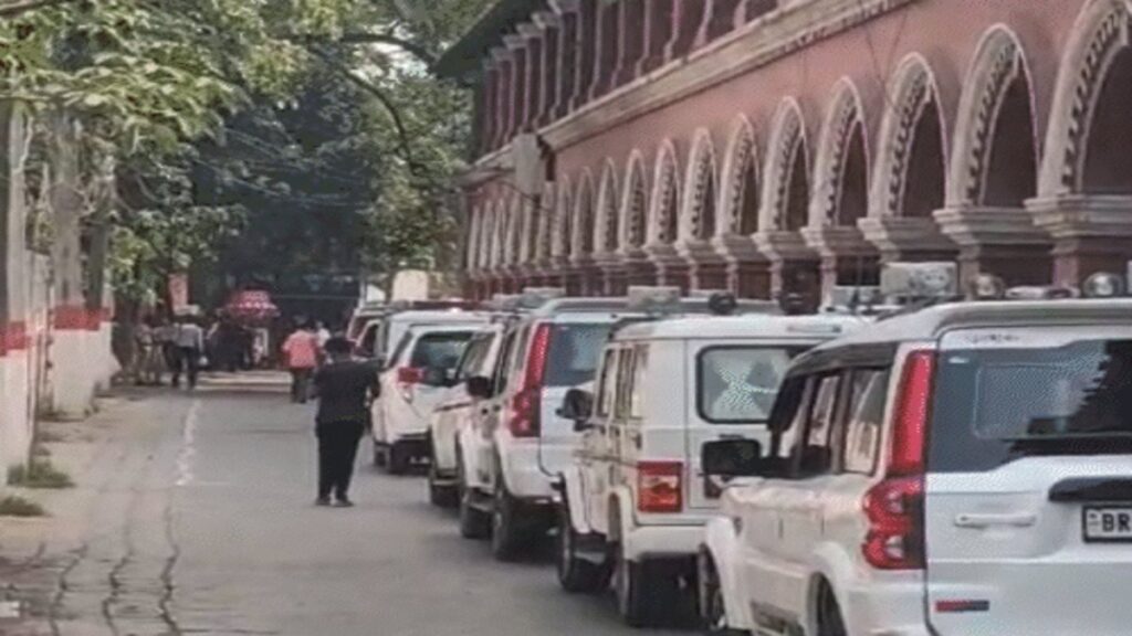 कोचिंग टीचर पर एक्शन, गिरफ्तारी की कोशिश में पुलिस—छात्र सड़कों पर