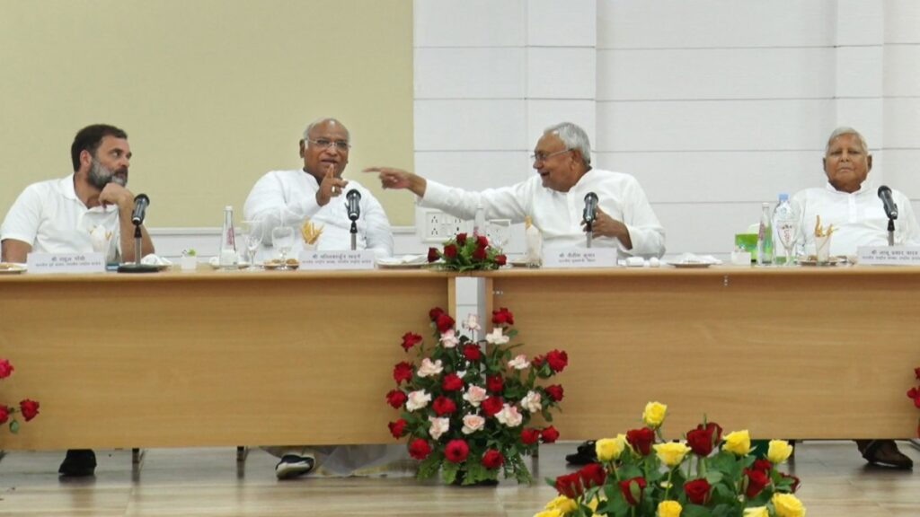INDIA गठबंधन की बड़ी बैठक, विपक्षी एकजुटता का शक्ति प्रदर्शन
