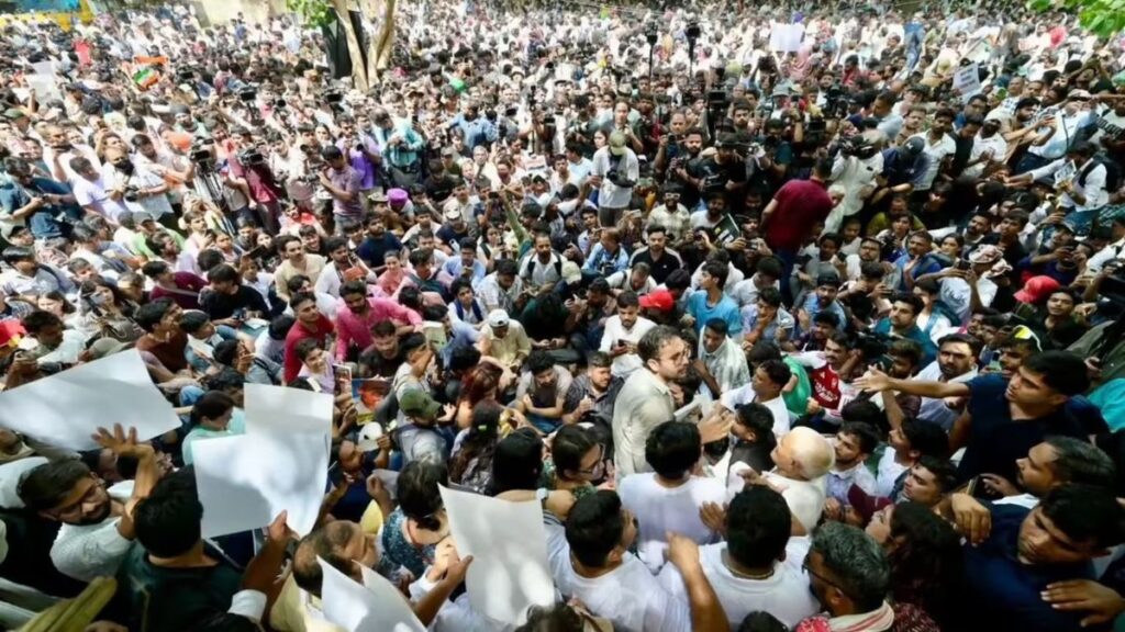 Cockroach Janata Party’ का जंतर-मंतर पर प्रदर्शन, शिक्षा मंत्री के इस्तीफे की मांग तेज
