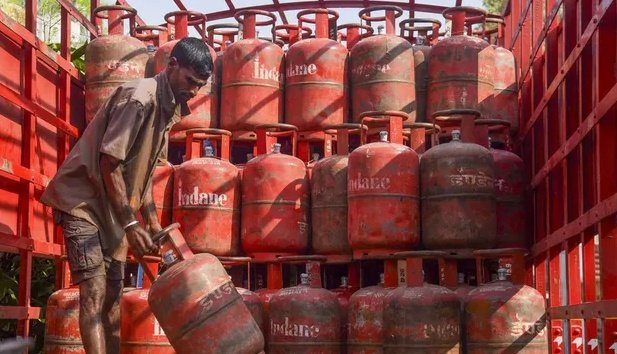 Shock to domestic LPG consumers in Delhi, new rates released after hike of ₹29