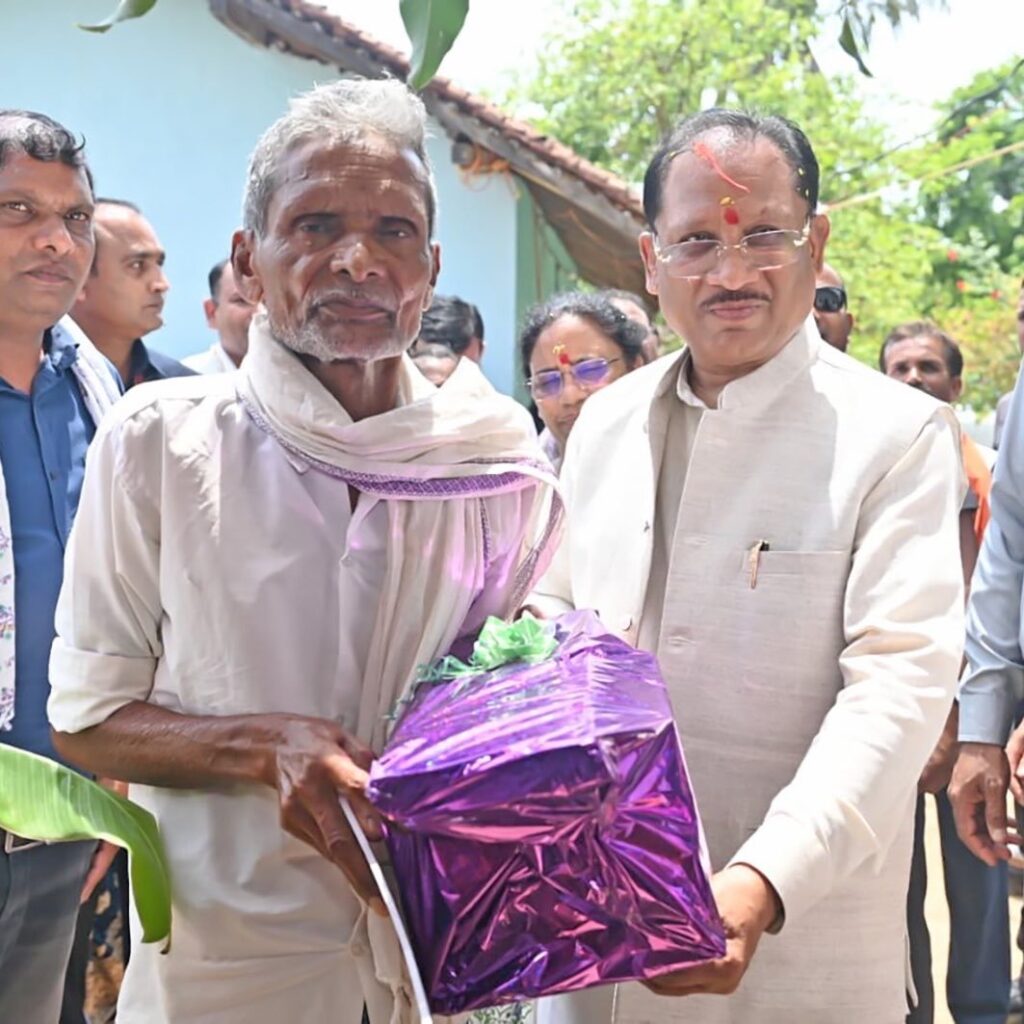 कच्चे घर की चिंता से मिली मुक्ति, अब चैन की नींद सोएगा चमन लाल का परिवार…. मुख्यमंत्री श्री विष्णु देव साय ने कराया गृह प्रवेश.