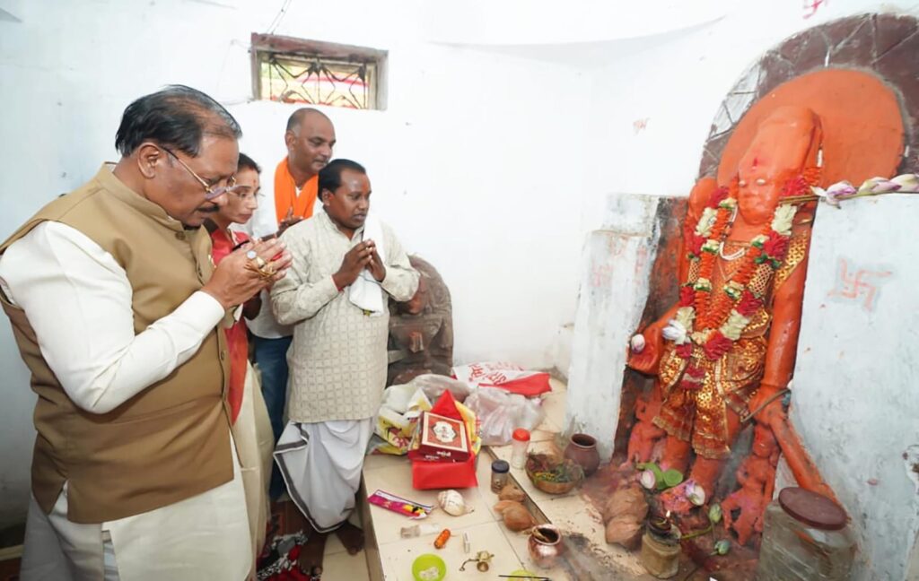 मुख्यमंत्री श्री विष्णुदेव साय ने ऐतिहासिक चतुर्भुज विष्णु मंदिर में की पूजा-अर्चना, प्रदेश की सुख-समृद्धि की कामना.
