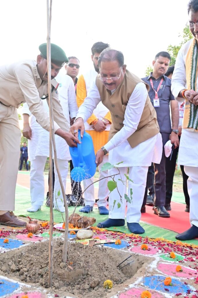 मुख्यमंत्री श्री विष्णु देव साय ने ‘एक पेड़ मां के नाम’ अभियान के तहत किया पीपल का पौधारोपण…. पर्यावरण संरक्षण का दिया संदेश, जनप्रतिनिधियों ने भी किया वृक्षारोपण.