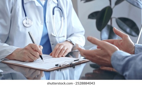 CG: MBBS छात्रों को हाईकोर्ट से बड़ी राहत, समय पर नियुक्ति नहीं तो सेवा बांड स्वतः होगा समाप्त