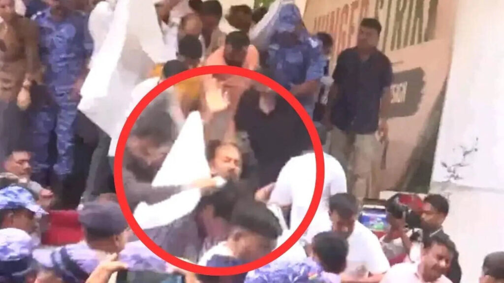 बड़ी खबर : 21 दिन के अनशन के बाद पुलिस ने सोनम वांगचुक को धरना स्थल से जबरन उठाकर अस्पताल पहुंचाया, प्रदर्शनकारियों ने कार्रवाई पर उठाए सवाल