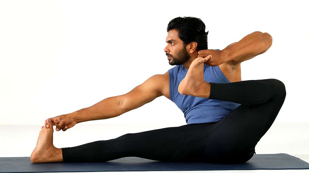 Health Tips: पीठ दर्द, तनाव और शरीर की जकड़न से राहत दिला सकता है आकर्ण धनुरासन, जानिए सही तरीका और बड़े फायदे