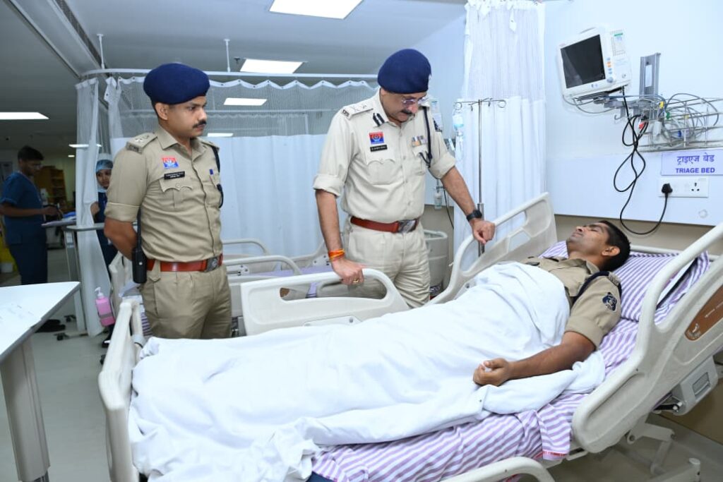 CG: रायपुर प्रदर्शन में 16 पुलिस जवान घायल, अस्पताल पहुंच पुलिस कमिश्नर ने जाना हाल, दो पुलिसकर्मियों की हालत गंभीर
