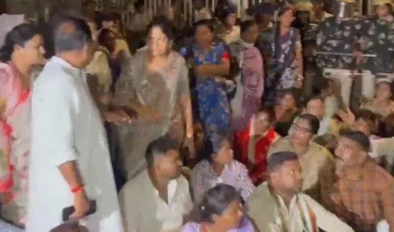 CG POLITICS: राजधानी में बुलडोजर एक्शन पर घिरी सरकार, सीएम हाउस तक पहुंचा विरोध, सड़क से सत्ता तक सियासी संग्राम