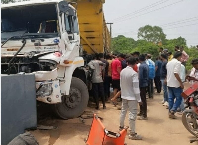 CG ब्रेकिंग: कोरबा में कोयले लदे ट्रेलर ने बाइक सवारों को रौंदा, दो युवतियों की मौके पर मौत, हादसे के बाद चक्काजाम, भारी पुलिस बल तैनात