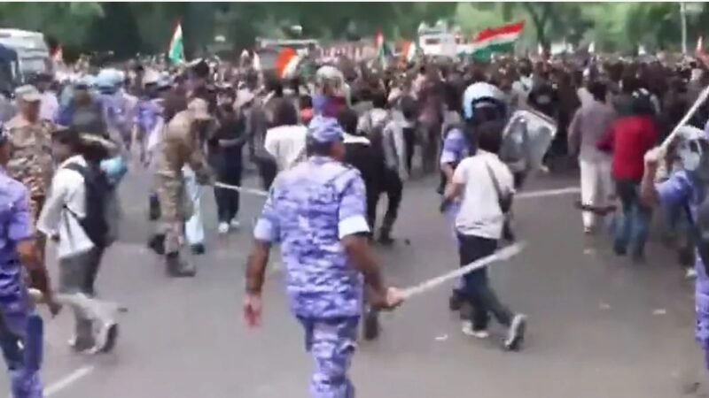 VIDEO: चलो संसद’ मार्च में बवाल: बैरिकेड तोड़ संसद की ओर बढ़े प्रदर्शनकारी, पुलिस ने किया लाठीचार्ज, जंतर-मंतर बना रणक्षेत्र