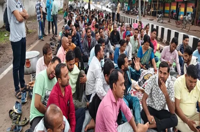 CG: 11 साल से स्कूलों में पढ़ा रहे शिक्षक, अब अपने हक के लिए सड़क की लड़ाई, बारिश में शिक्षा मंत्री के घर का घेराव कर धरने पर बैठे