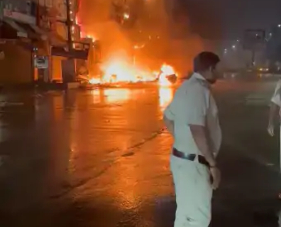 CG ब्रेकिंगः रायपुर के तेलीबांधा में भीषण आग, ऑक्टोपस बार समेत कई दुकानें चपेट में, हार्डवेयर दुकान से भड़की, आग पर काबू पाने प्रयास जारी