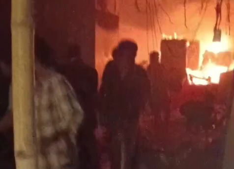 Video: कोरबा में ‘पैसा वसूल क्लॉथ स्टोर’ में भीषण आग, देर रात मची अफरा-तफरी, दमकल ने पाया काबू