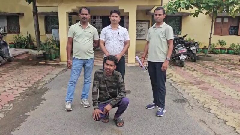 CG:आरक्षक का मोबाइल चुराकर साथी जवान ने खाते से उड़ाए 4.87 लाख, आरोपी कॉन्स्टेबल को पुलिस ने किया गिरफ्तार