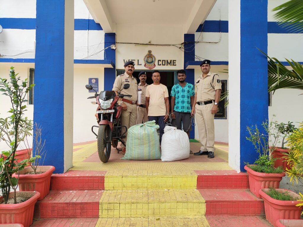 CG: गरियाबंद में 35 किलो गांजे के साथ दो अंतरराज्यीय तस्कर गिरफ्तार, ओडिशा से छत्तीसगढ़ लाई जा रही थी खेप