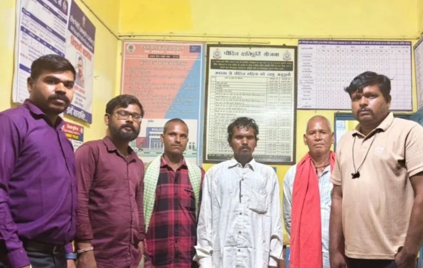 CG: जिस बेटे का 18 दिन पहले कर दिया अंतिम संस्कार, वही अचानक जिंदा घर लौटा ! धमतरी में एक शव ने खड़े किए कई सवाल