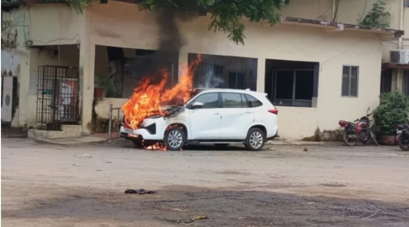 CG ब्रेकिंग: दुर्ग नगर निगम परिसर में महापौर की इनोवा में लगी आग….मचा हड़कंप, बड़ा हादसा टला !