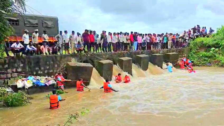 CG: गरियाबंद में नदी-नाले उफान पर, पिछले 24 घंटे में 2 युवक तेज बहाव में बहे; SDRF और नगर सेना की टीमें तलाश में जुटीं
