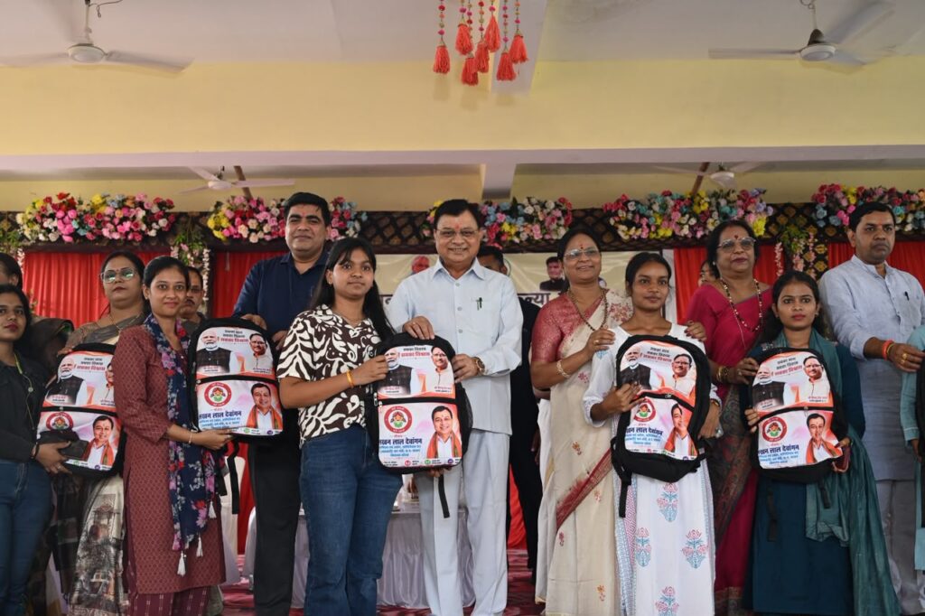 CG: कन्या महाविद्यालय की 1500 छात्राओं को मिली एजुकेशन किट, जिले के सभी शासकीय कॉलेजों में बनेंगे विशाल डोम; मंत्री लखन लाल देवांगन का बड़ा ऐलान