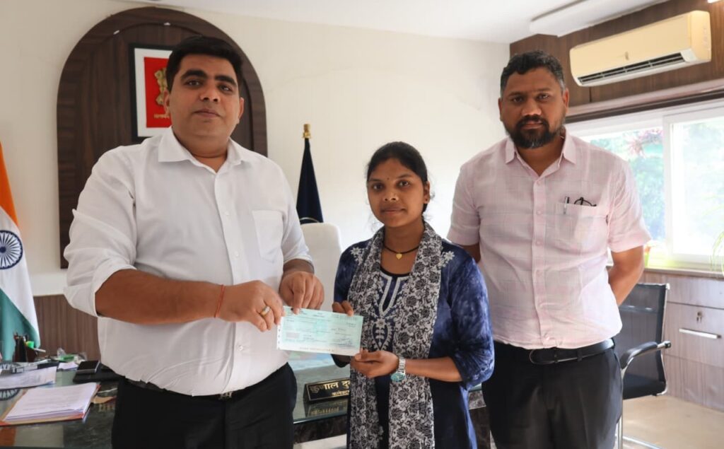 CG: कलेक्टर कुणाल दुदावत की संवेदनशील पहल, मेधावी ज्योति के डॉक्टर बनने के सपने को मिला संबल, DMF की स्वामी विवेकानंद शिक्षा प्रोत्साहन योजना से उच्च शिक्षा का रास्ता हुआ आसान