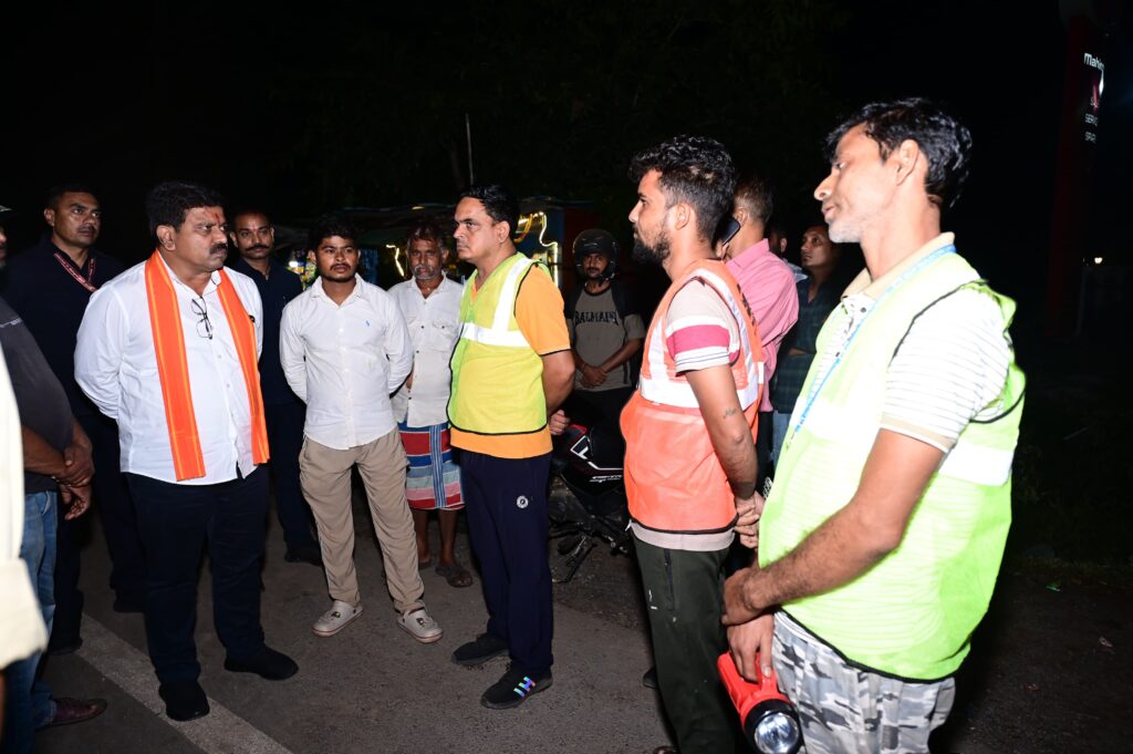 CG: कवर्धा-बेमेतरा हाईवे पर ऐसा क्या देख लिया डिप्टी CM विजय शर्मा ने ? देर रात रुकवाया काफिला, अफसरों को लगाई फटकार