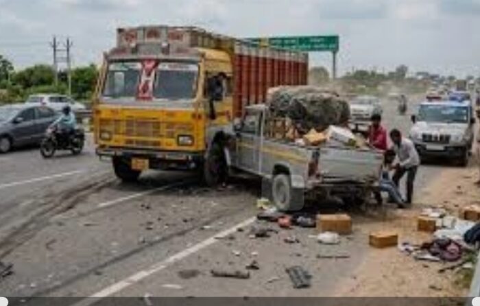 बड़ी खबरः भीषण सड़क हादसा में 7 की मौत, तेज रफ्तार ट्रक ने पिकअप को मारी टक्कर, 7 की मौत 19 घायल, 5 की हालत गंभीर