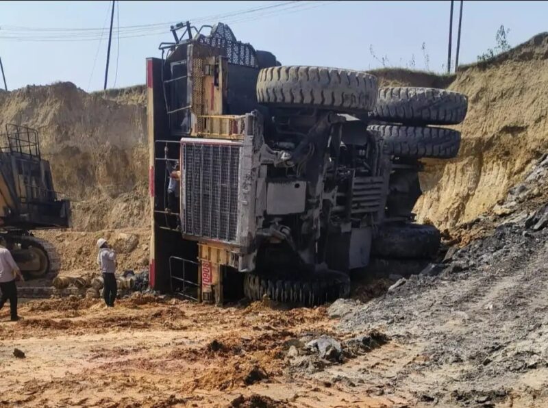 CG: SECL कुसमुंडा खदान में फिर हादसा: 100 टन का डंपर पलटा, ऑपरेटर घायल; DGMS के सुरक्षा मानकों पर सवाल